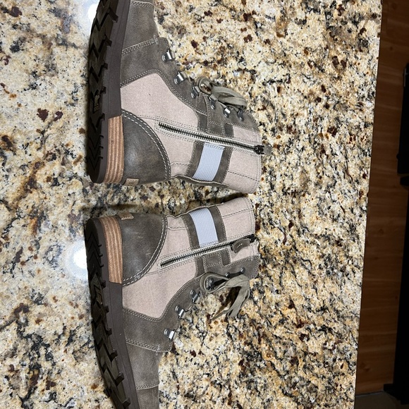 SOREL™ MAJOR CARLY • Sorel Taupe and Gray Lace-Up Boots - Picture 3 of 9